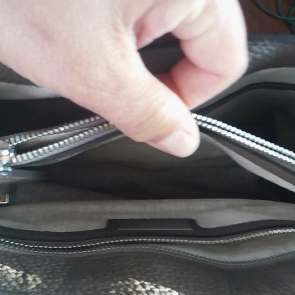 Elegant Brown Leather Handbag - Picture 8 of 16